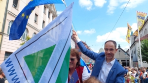 Thorsten Frank zeigt Flagge für Europa beim Plärrer Umzug Augsburg