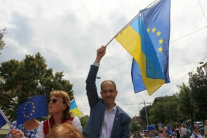 Europa-Flagge und Ukraine-Flagge beim Plärrer Umzug Augsburg